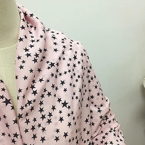 Czarna drukowanie gwiazdek na różowym dnie jedwabna, bawełniana tkanina jedwabna mieszane tkaniny,SCT615