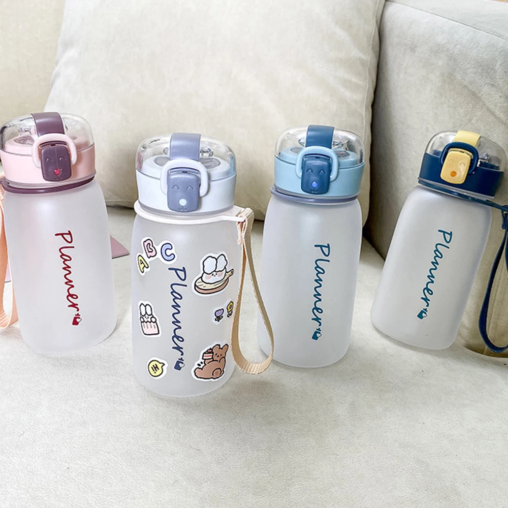 Nowe 500 m Słodkie Matowe Plastikowe Butelki Z Wodą Ze Słomy Przenośny Przezroczysta Matowa Butelka Wody Bez BPA Dla Dzieci Studentów Butelkowana Filiżanka